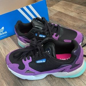 Adidas Womens falcon size 8
